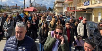 57 λευκά μπαλόνια αφέθηκαν στον ουρανό του Αμυνταίου στη μνήμη των 57 θυμάτων των Τεμπών