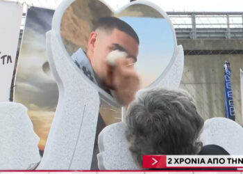 Τέμπη: Συγκίνηση και οργή από συγγενείς στο μνημόσυνο για τα θύματα (Βίντεο)