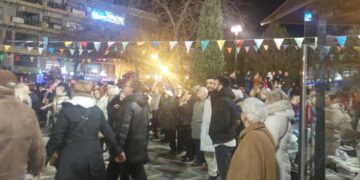 “Βούλιαξε” από κόσμο η Κεντρική Πλατεία Πτολεμαΐδας στην κοινή Εκδήλωση των 11 Πολιτιστικών Συλλόγων Εορδαίας! (ρεπορτάζ της Κούλας Πουλασιχίδου)