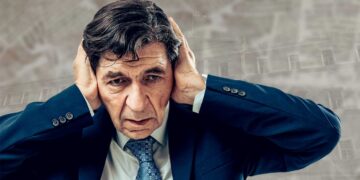 Η θεατρική παράσταση «ΕΚΤΟΣ ΥΛΗΣ reloaded» με τον Γεράσιμο Σκιαδαρέση το Σάββατο 8/3 στην Πτολεμαΐδα