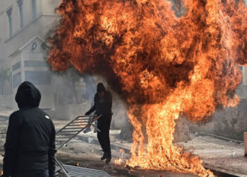 Αθήνα: Μολότοφ, φωτιές και δακρυγόνα στη Βουλή μετά τη μεγάλη συγκέντρωση για τα Τέμπη (Φωτογραφίες και Βίντεο)