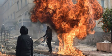 Αθήνα: Μολότοφ, φωτιές και δακρυγόνα στη Βουλή μετά τη μεγάλη συγκέντρωση για τα Τέμπη (Φωτογραφίες και Βίντεο)