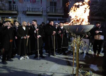 Άναψε ο Φανός “Πηγάδ’ απ’ το Κεραμαριό” στην Κοζάνη (Φωτογραφίες)