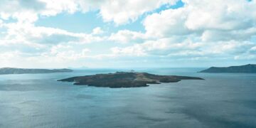 Ξύπνησε το ηφαίστειο στη Σαντορίνη με βουητό και άνοδο του μάγματος