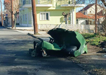 Φλώρινα: Καταστράφηκαν δεκάδες κάδοι απορριμμάτων από ρίψη στάχτης – Συστάσεις από τον Δήμο