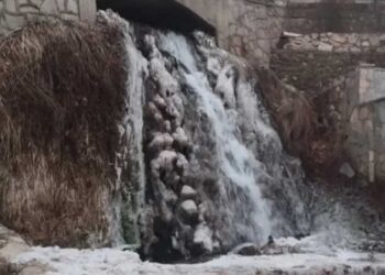 Φλώρινα: Μαγευτικές εικόνες από τον παγωμένο καταρράκτη που γίνεται πόλος έλξης επισκεπτών