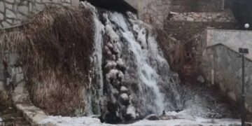 Φλώρινα: Μαγευτικές εικόνες από τον παγωμένο καταρράκτη που γίνεται πόλος έλξης επισκεπτών