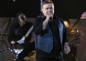 Πέθανε ο τραγουδιστής Μανώλης Λιδάκης, σε ηλικία 65 ετών