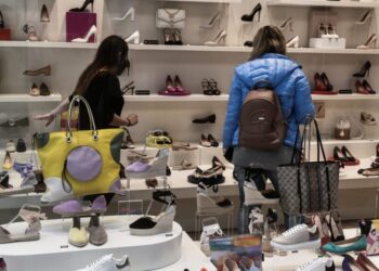 Ανοιχτά τα μαγαζιά την Κυριακή της Αποκριάς στην Κοζάνη- Στολίζουν τις βιτρίνες οι φανοί