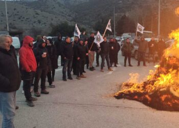 Για τέταρτη μέρα κλείνει το δρόμο το Μπλόκο Αντιγόνου – Συνεχίζονται δυναμικά οι αγώνες