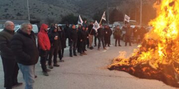 Για τέταρτη μέρα κλείνει το δρόμο το Μπλόκο Αντιγόνου – Συνεχίζονται δυναμικά οι αγώνες