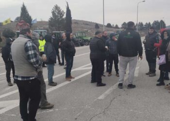 Παραμένουν στο μπλόκο Αντιγόνου οι αγρότες- Συνεχίζονται οι συμβολικοί αποκλεισμοί του δρόμου