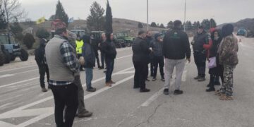 Παραμένουν στο μπλόκο Αντιγόνου οι αγρότες- Συνεχίζονται οι συμβολικοί αποκλεισμοί του δρόμου