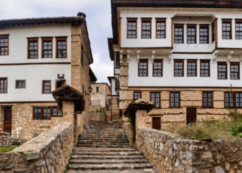 Περπατώντας στα στενά του Ντολτσό στην Καστοριά