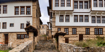 Περπατώντας στα στενά του Ντολτσό στην Καστοριά