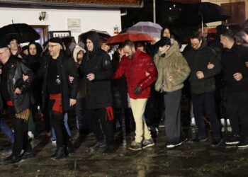 Βροχερό το άναμμα του Φανού Σκ΄ρκα – Δεν πτοήθηκαν οι χορευτές