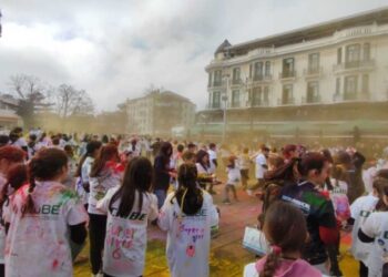 Πλημμύρισε με εκατοντάδες παιδιά η πλατεία της Κοζάνης- Χαμός για τα sourd games