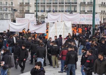 LIVE από Σύνταγμα – Τέμπη: Στις 11:00 η μεγάλη συγκέντρωση – Γεμίζει διαδηλωτές η πλατεία