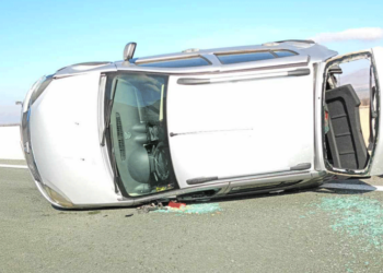 Κοζάνη: “Τούμπαρε” αυτοκίνητο στην Εγνατία Οδό στο ρεύμα προς Θεσσαλονίκη