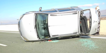 Κοζάνη: “Τούμπαρε” αυτοκίνητο στην Εγνατία Οδό στο ρεύμα προς Θεσσαλονίκη