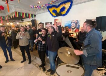Γλέντι με χάλκινα στα μαγαζιά της Κοζάνης – VIDEO από τον Γιάννη Γρίβα στο “RESTO”