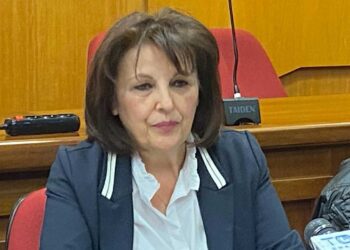 «Πως να πιστέψουμε έναν «ανεξάρτητο» Περιφερειάρχη που πανηγυρίζει για την επιστροφή του στο κόμμα;»- Επίθεση Ζεμπιλιάδου σε Αμανατίδη και ευθύνες για τη φυγή των επενδύσεων: «Θα έπρεπε να κοιμάται έξω από την πόρτα του Μητσοτάκη»