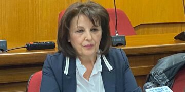 «Πως να πιστέψουμε έναν «ανεξάρτητο» Περιφερειάρχη που πανηγυρίζει για την επιστροφή του στο κόμμα;»- Επίθεση Ζεμπιλιάδου σε Αμανατίδη και ευθύνες για τη φυγή των επενδύσεων: «Θα έπρεπε να κοιμάται έξω από την πόρτα του Μητσοτάκη»