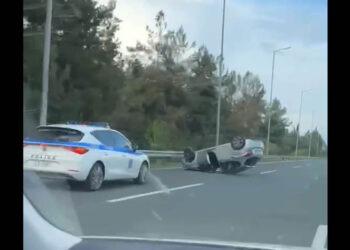 Ανατροπή αυτοκινήτου έξω από τον Κορινό Πιερίας – Βίντεο από αναγνώστη του «Πτολεμαίου», στο σημείο η Αστυνομία