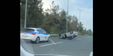 Ανατροπή αυτοκινήτου έξω από τον Κορινό Πιερίας – Βίντεο από αναγνώστη του «Πτολεμαίου», στο σημείο η Αστυνομία