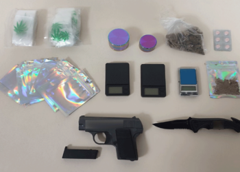 Συνελήφθησαν δύο 19χρονοι στην Πτολεμαΐδα γιατί πέρασαν με κόκκινο – Στα σπίτια τους βρέθηκαν κάνναβη, χάπια και όπλα