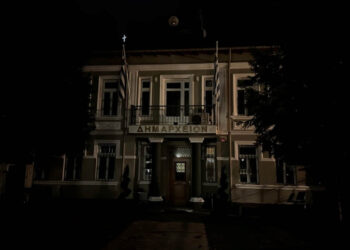 Φλώρινα: Το Δημαρχείο έσβησε τα φώτα στη μνήμη των θυμάτων των Τεμπών