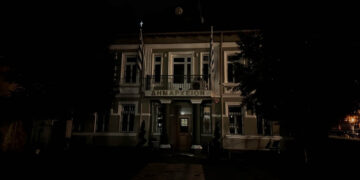 Φλώρινα: Το Δημαρχείο έσβησε τα φώτα στη μνήμη των θυμάτων των Τεμπών