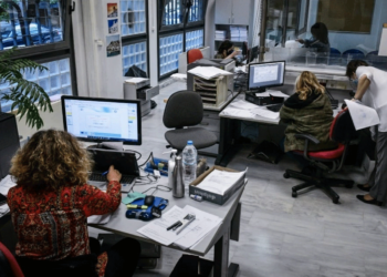 Κατώτατος μισθός: Πόσο αυξάνονται δώρο Χριστουγέννων και Πάσχα, επιδόματα – Τι ισχύει για τις τριετίες