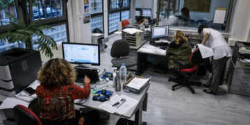 Κατώτατος μισθός: Πόσο αυξάνονται δώρο Χριστουγέννων και Πάσχα, επιδόματα – Τι ισχύει για τις τριετίες