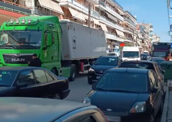 Νταλίκα κόλλησε στον Κεντρικό Δρόμο της Πτολεμαΐδος! (της Κούλας Πουλασιχίδου)