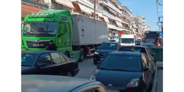 Νταλίκα κόλλησε στον Κεντρικό Δρόμο της Πτολεμαΐδος! (της Κούλας Πουλασιχίδου)