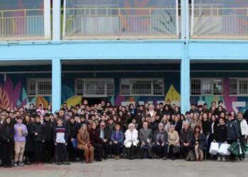 Παλιοί και νέοι μαθητές του 1ου Γυμνασίου Πτολεμαΐδας «έκατσαν» στα θρανία σε μια συγκινητική εκδήλωση για τα 100 χρόνια του σχολείου