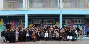 Παλιοί και νέοι μαθητές του 1ου Γυμνασίου Πτολεμαΐδας «έκατσαν» στα θρανία σε μια συγκινητική εκδήλωση για τα 100 χρόνια του σχολείου