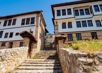 Ντολτσό: Η αρχοντική γειτονιά στην Καστοριά με αέρα άλλης εποχής