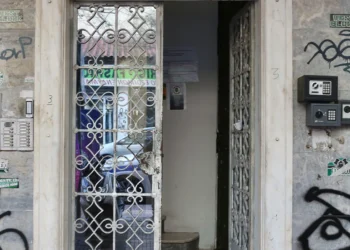 Ομόνοια: Άνδρας βρέθηκε σε διαμέρισμα AirBnB νεκρός, δεμένος, με σακούλα στο κεφάλι