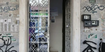 Ομόνοια: Άνδρας βρέθηκε σε διαμέρισμα AirBnB νεκρός, δεμένος, με σακούλα στο κεφάλι