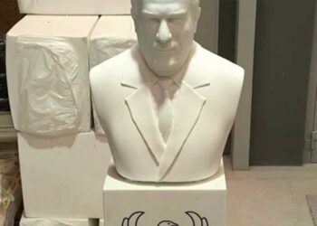 Μαλλιά-κουβάρια στην Οινόη Καστοριάς για την προτομή του σπουδαίου Στάθη Πελαγίδη