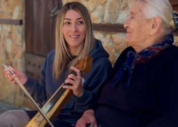 Σανξαρινα & Σανξαρινα junior: Η Κοζανίτισσα Ειρήνη παίζει λύρα και η γιαγιά τραγουδάει (Βίντεο)