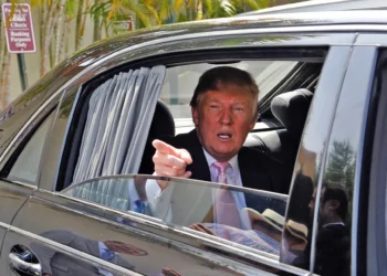 Σοκ στις αγορές από τους νέους δασμούς Τραμπ – Ποιες χώρες και αυτοκίνητα επηρεάζουν