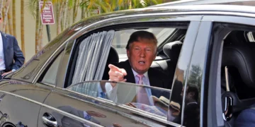 Σοκ στις αγορές από τους νέους δασμούς Τραμπ – Ποιες χώρες και αυτοκίνητα επηρεάζουν