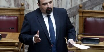 Βουλή: Παραιτήθηκε ο υφυπουργός Χρήστος Τριαντόπουλος