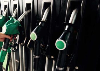 ΕΛΑΣ: Έφοδος σε βενζινάδικα και αποθήκες – 25 συλλήψεις για λαθρεμπόριο και «πειραγμένες» αντλίες