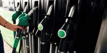 ΕΛΑΣ: Έφοδος σε βενζινάδικα και αποθήκες – 25 συλλήψεις για λαθρεμπόριο και «πειραγμένες» αντλίες