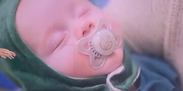 Σοκ στην Εύβοια: Πούλησε το βρέφος της έξω από το νοσοκομείο για 700 ευρώ