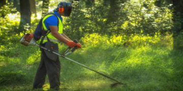 Άτομο αναλαμβάνει το κόψιμο χόρτων σε ακάλυπτους χώρους και αγροτεμάχια στην Πτολεμαΐδα